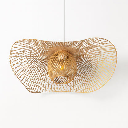 Abat-jour suspension rotin sculptural, tressage fin et ambiance lumineuse élégante.