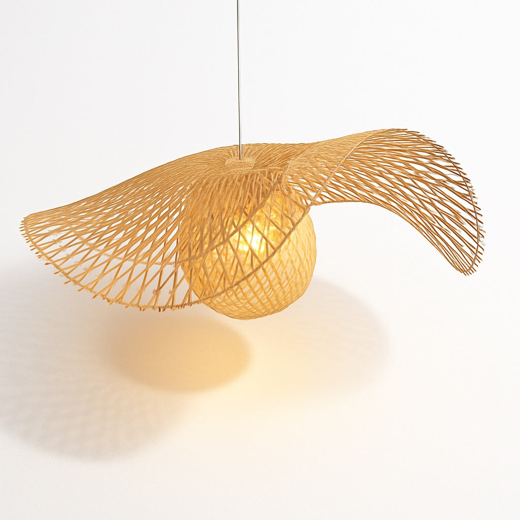 Suspension design en rotin ondulé avec globe en verre soufflé, lumière douce et ombre naturelle projetée au mur.