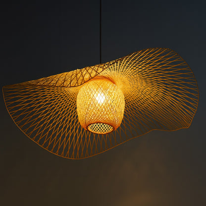 Abat-jour rotin ajouré en suspension, style artisanal et lumière douce pour déco naturelle.