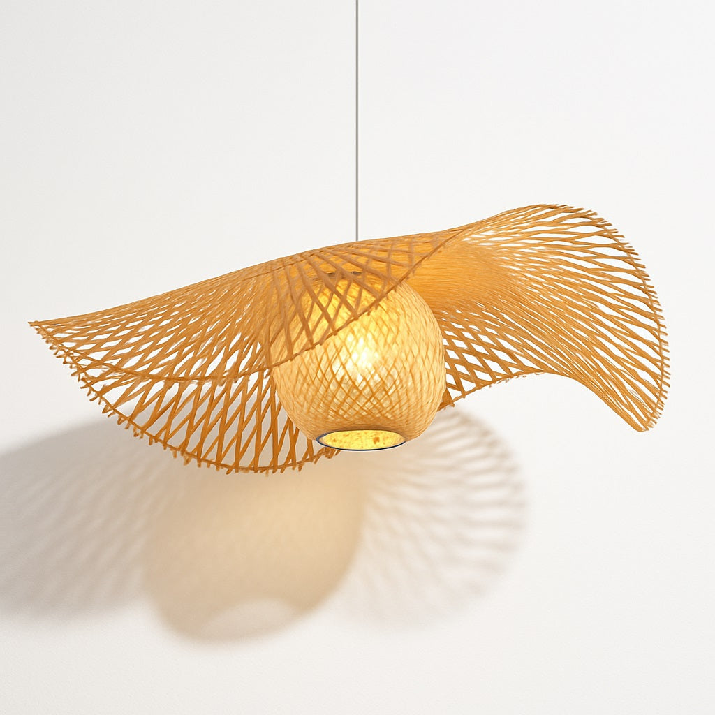 Suspension en rotin naturel avec globe tréssé, lumière douce et tressage sculpté pour un éclairage décoratif et apaisant.