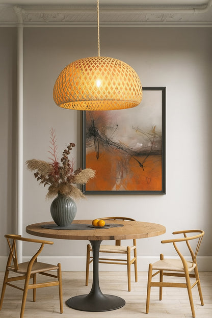Suspension en rotin tressé demi-sphérique au-dessus d’une table ronde, dans un intérieur chaleureux au style naturel et moderne.