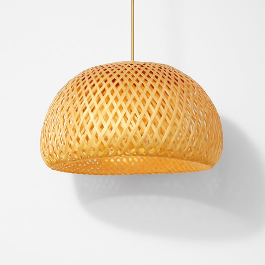 Suspension en rotin demi-sphérique tressé Ø26 cm, lumière douce et ombre projetée pour une ambiance naturelle et contemporaine.