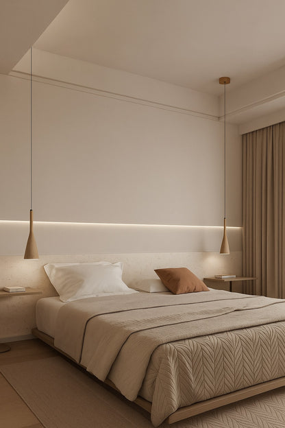 Suspension en travertin Alto au-dessus d’un lit, design épuré et lumière douce pour chambre moderne et chaleureuse.