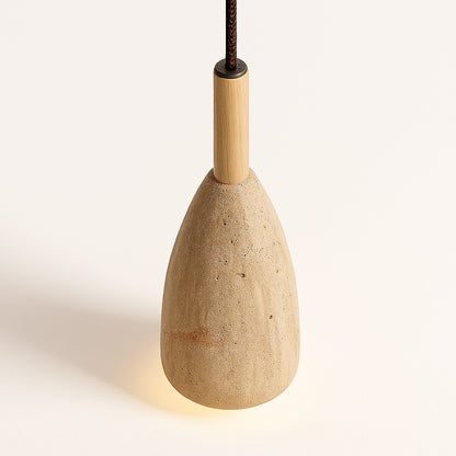 Lampe suspension en travertin Alto, forme élancée en pierre naturelle, cordon textile et finition bois.
