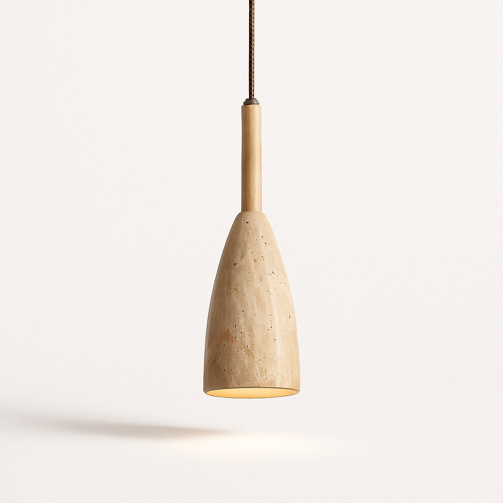 Suspension Alto en travertin et bois clair, forme élancée et design naturel, idéale pour éclairage minimaliste
