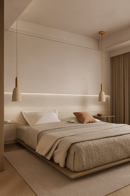 Suspension en travertin Bellaro au-dessus d’un lit, éclairage doux dans une chambre minimaliste.