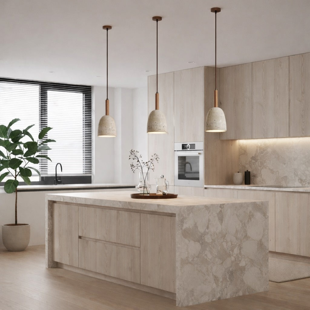 Trois abat-jour suspensions design en terrazzo beige suspendues au plafond