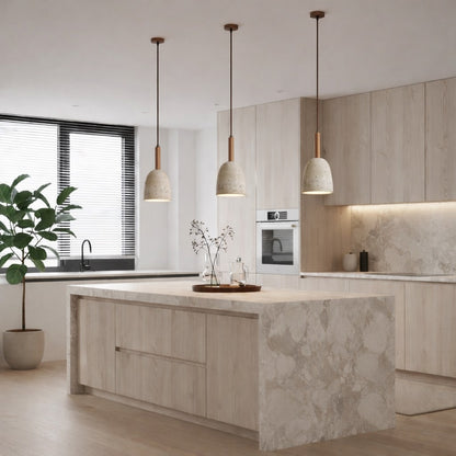 Trois abat-jour suspensions design en terrazzo beige suspendues au plafond