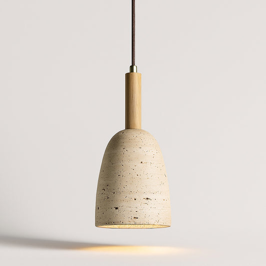 Suspension Bellaro en travertin et bois clair, forme cloche naturelle pour une lumière douce et une décoration minimaliste.