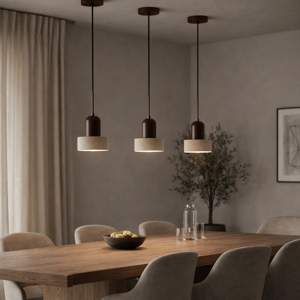 Abat-jour suspension en travertin au-dessus d’une table en bois, éclairage chaleureux et contemporain
