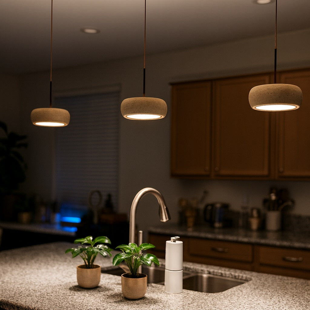 Abat-jour en travertin suspendu design, luminaire élégant pour cuisine moderne avec éclairage chaleureux