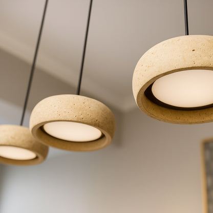 Luminaire suspendu en travertin, abat-jour rond design apportant une touche naturelle et moderne à l'intérieur