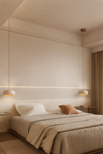 Un abat-jour en travertin à l’esthétique aérienne qui mêle élégance discrète et chaleur lumineuse. Idéal dans une chambre ou un salon épuré.