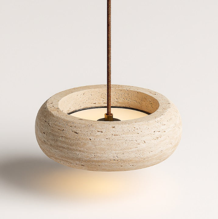 Suspension en travertin beige effet pierre naturelle, abat-jour rond pour lampe design et éclairage intérieur.