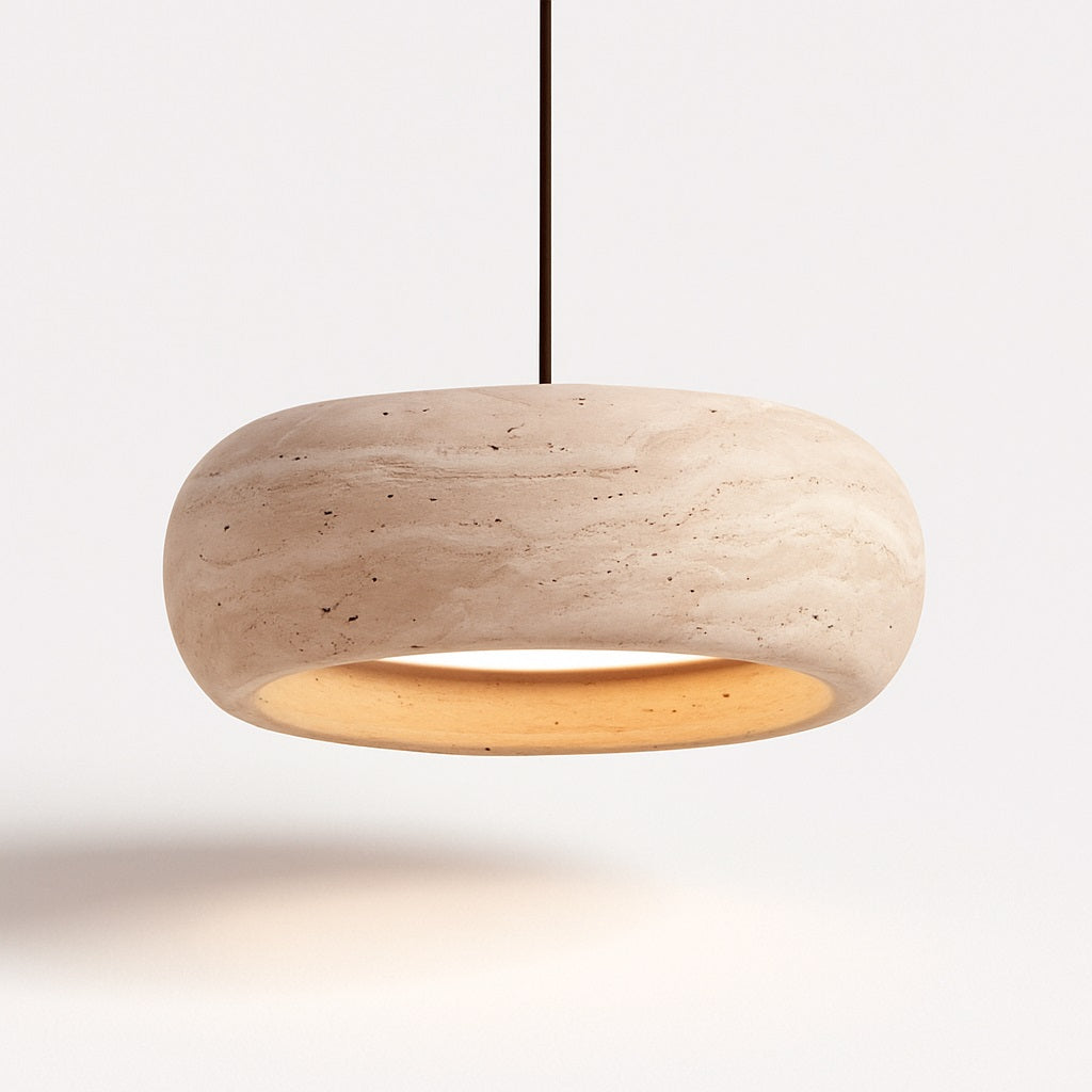 Suspension design en travertin beige, forme anneau, lumière douce, idéale comme abat-jour pour salon ou salle à manger