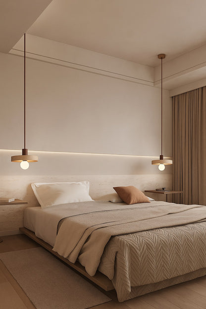Suspension Orbito en travertin et bois, mise en scène dans une chambre au style naturel et apaisant.