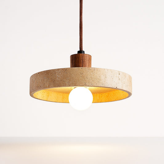Suspension design en travertin naturel avec intérieur doré et insert bois, pour une lumière douce et un style moderne raffiné.