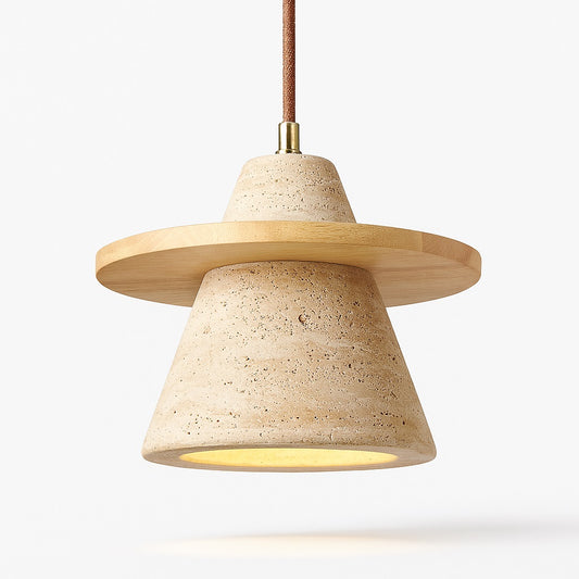 Suspension en travertin conique et bois clair, design sculptural pour un éclairage doux et une déco naturelle élégante.