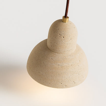 Abat-jour suspension Tivoli en travertin naturel, forme organique arrondie, finition brute et lumière chaleureuse
