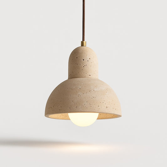 Suspension en travertin Tivoli, design arrondi naturel, parfaite en abat-jour au-dessus d’un plan de travail ou d’une table.
