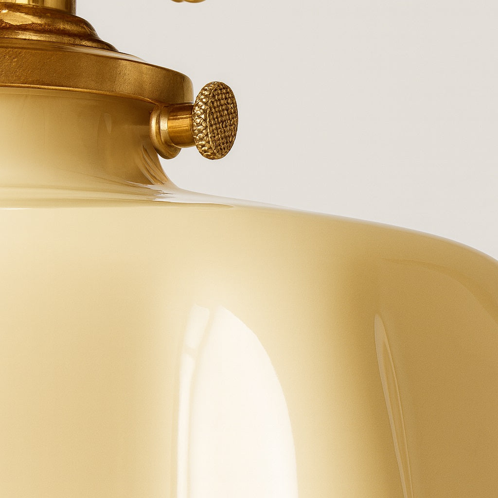 Zoom sur abat-jour en verre beige doré pour lampe suspendue élégante, finition laiton brossé haut de gamme