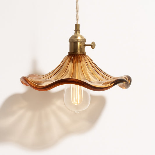 Suspension en verre ondulé ambré avec douille laiton, abat jour lumineux au style vintage chic.
