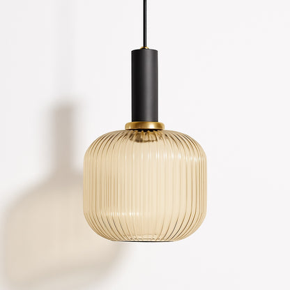 Suspension en verre nervuré couleur ambre avec douille noire mate, style chaleureux et élégant pour salon, cuisine ou entrée
