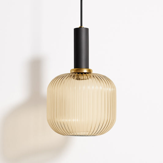 Suspension en verre nervuré couleur ambre avec douille noire mate, style chaleureux et élégant pour salon, cuisine ou entrée