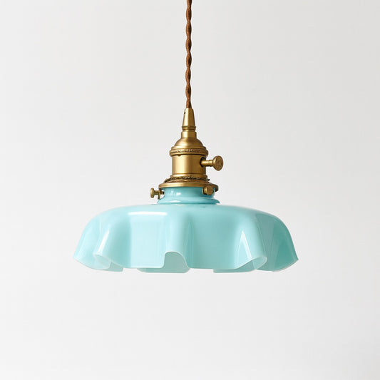 Suspension en verre turquoise Avara, monture laiton doré et câble tressé, design vintage élégant pour salon ou cuisine.