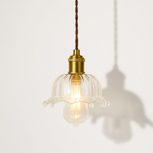Suspension en verre nervuré transparent avec perles soufflées, douille laiton doré, lumière douce et originale.