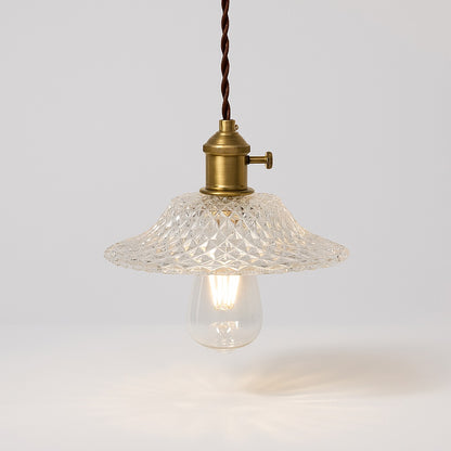 Suspension élégante avec abat-jour en verre sculpté Bullina et lumière diffusée vers le bas sur fond clair.