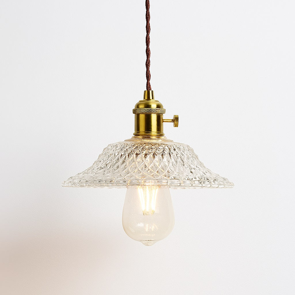 Suspension en verre transparent Bullina avec abat-jour ondulé, douille laiton doré et ampoule apparente.