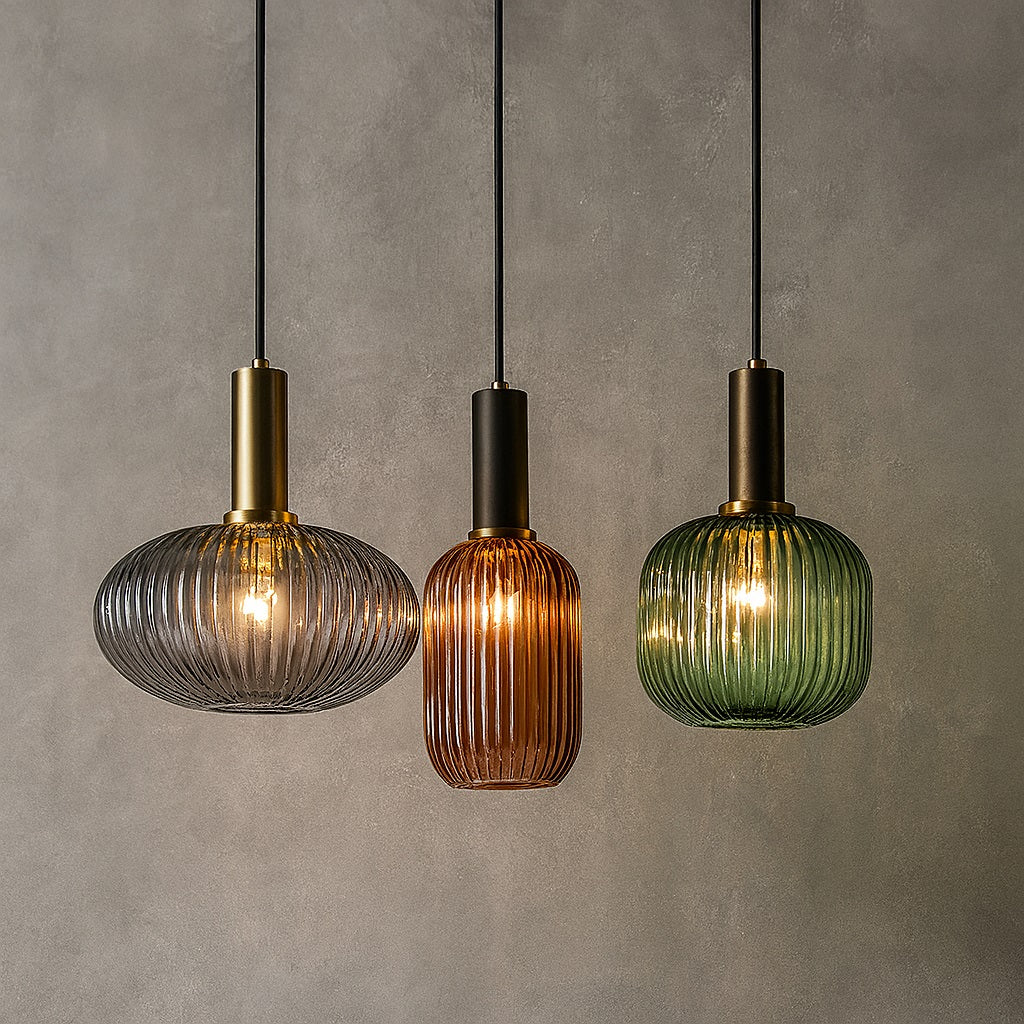 Suspensions en verre nervuré, coloris fumé, cognac et vert, design élégant avec douille dorée ou noire