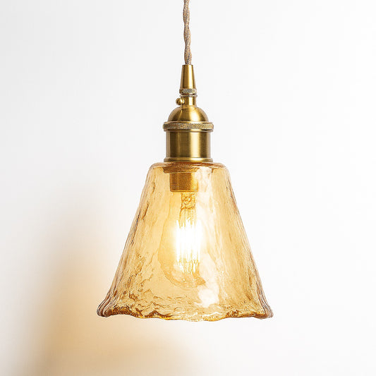 Suspension en verre ambré soufflé à la main, forme évasée vintage avec douille en laiton et cordon textile torsadé.