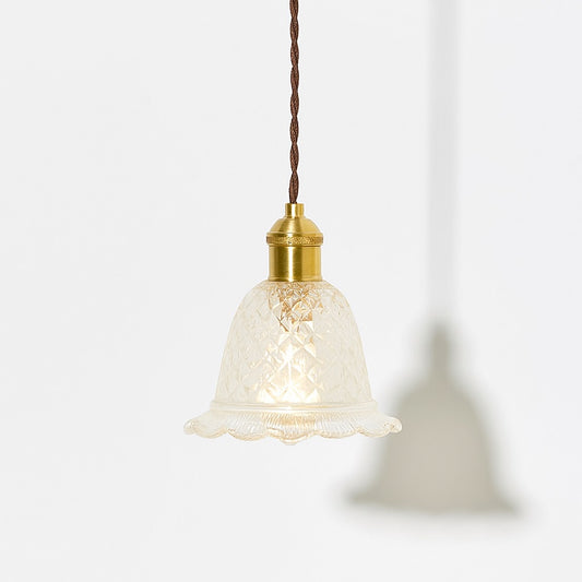 Suspension en verre taillé transparent, forme cloche vintage, douille laiton doré, lumière douce décorative.