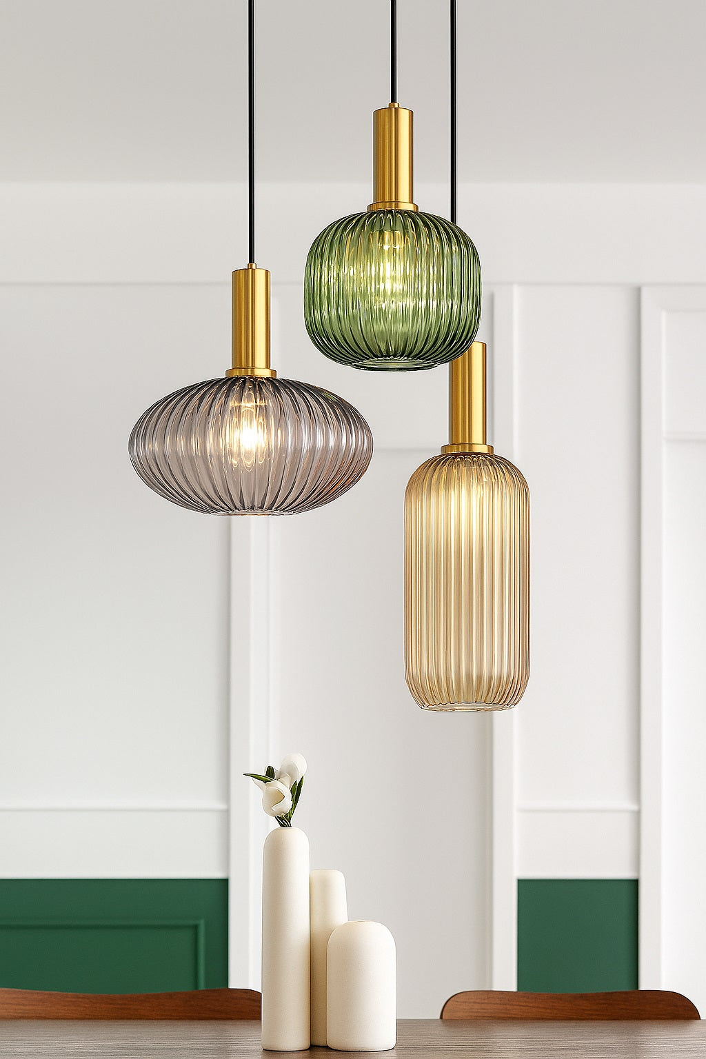 Suspensions design en verre coloré au-dessus d’une table, ambiance déco moderne avec finition dorée