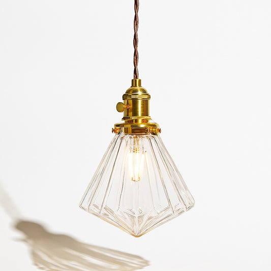 Suspension en verre sculpté en forme de diamant, abat-jour élégant avec douille dorée et cordon textile torsadé.