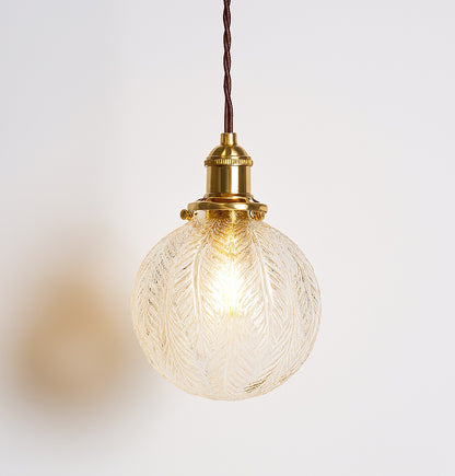 Abat-jour en verre nervuré effet feuille, suspension boule élégante avec douille laiton doré pour lampe vintage.