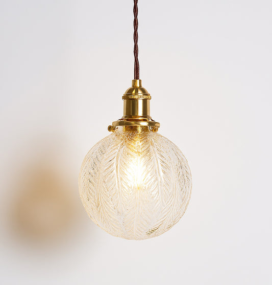 Abat-jour en verre nervuré effet feuille, suspension boule élégante avec douille laiton doré pour lampe vintage.