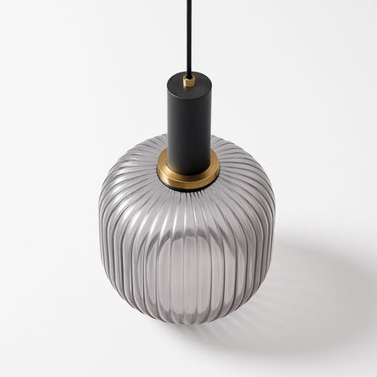 Suspension en verre fumé nervuré vue plongeante, douille noire mate et anneau doré, lumière douce et style design épuré.