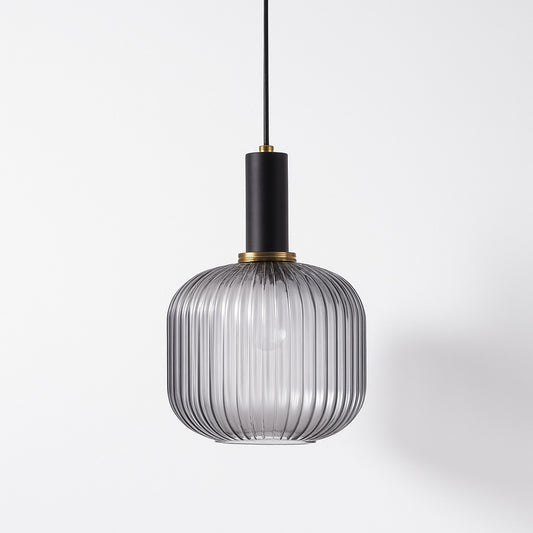 Suspension en verre fumé nervuré avec douille noire et touche laiton, style contemporain pour éclairage décoratif.