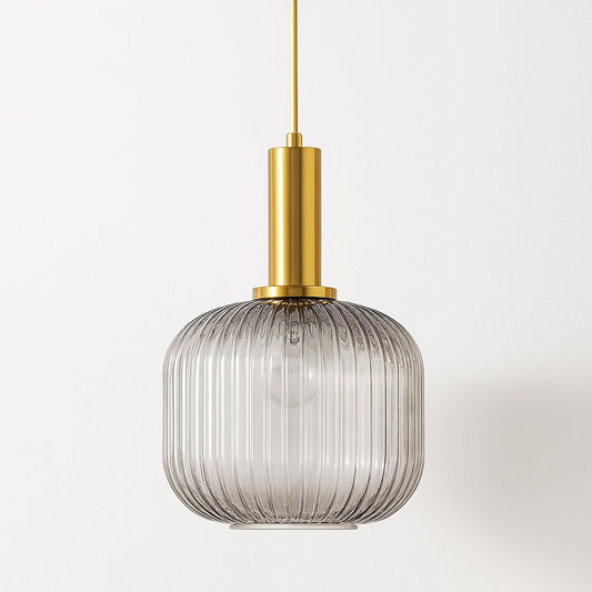 Suspension en verre nervuré fumé avec douille dorée, style rétro chic pour une lumière douce et élégante