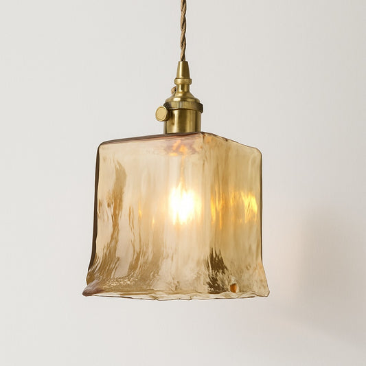 Abat-jour suspension en verre soufflé carré ambré, douille laiton, lumière chaude et style artisanal vintage.