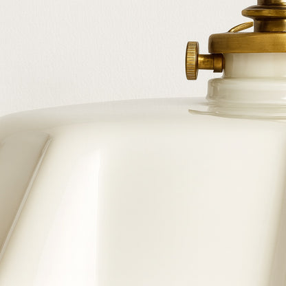 Détail abat-jour en verre ivoire pour lampe suspendue design, monture laiton doré et finition brillante élégante
