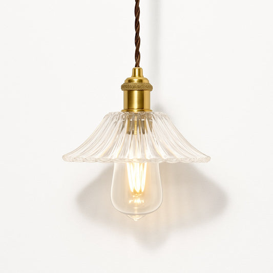 Suspension en verre nervuré transparent, forme évasée style fleur, douille laiton doré, lumière douce.