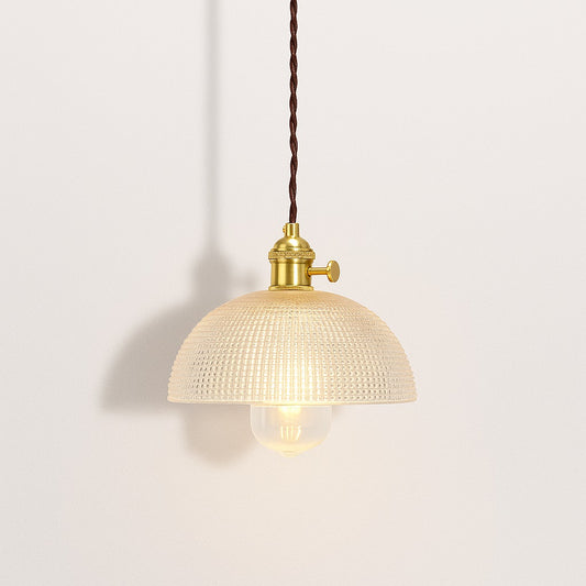 Suspension en verre transparent à motifs quadrillés, forme dôme, douille laiton doré, lumière douce et vintage.