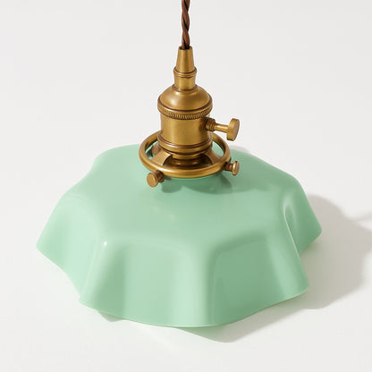 Vue du dessus d’un abat-jour suspension en verre vert menthe avec douille laiton doré, style rétro ondulé et raffiné.