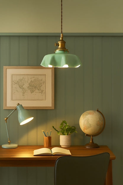 Lampe suspendue abat-jour vert pastel allumée, éclairant un bureau élégant en bois, ambiance feutrée