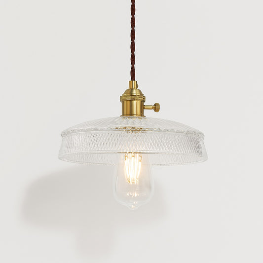 Suspension en verre nervuré transparent avec douille laiton, abat jour design vintage pour éclairage décoratif.