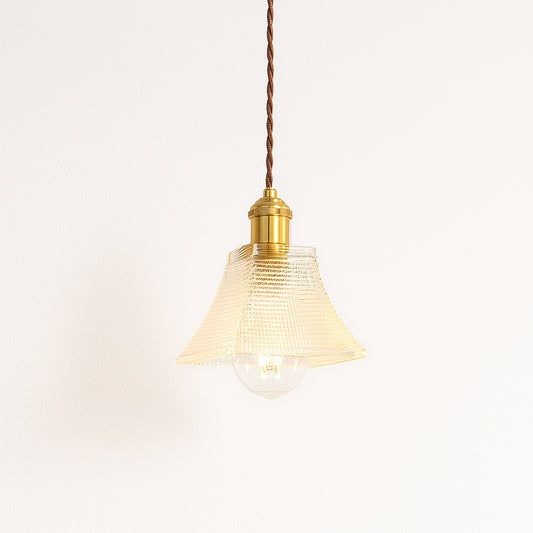  Suspension en verre clair nervuré avec monture dorée et ampoule visible, style pagode.